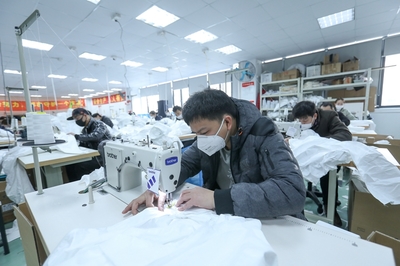 防護(hù)服緊缺?這家企業(yè)僅用了5天時間轉(zhuǎn)產(chǎn)防護(hù)服,日產(chǎn)量已達(dá)9000件